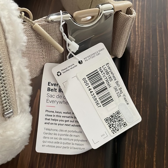 Lululemon fleece everywhere belt bag NWT - Picture 2 of 3